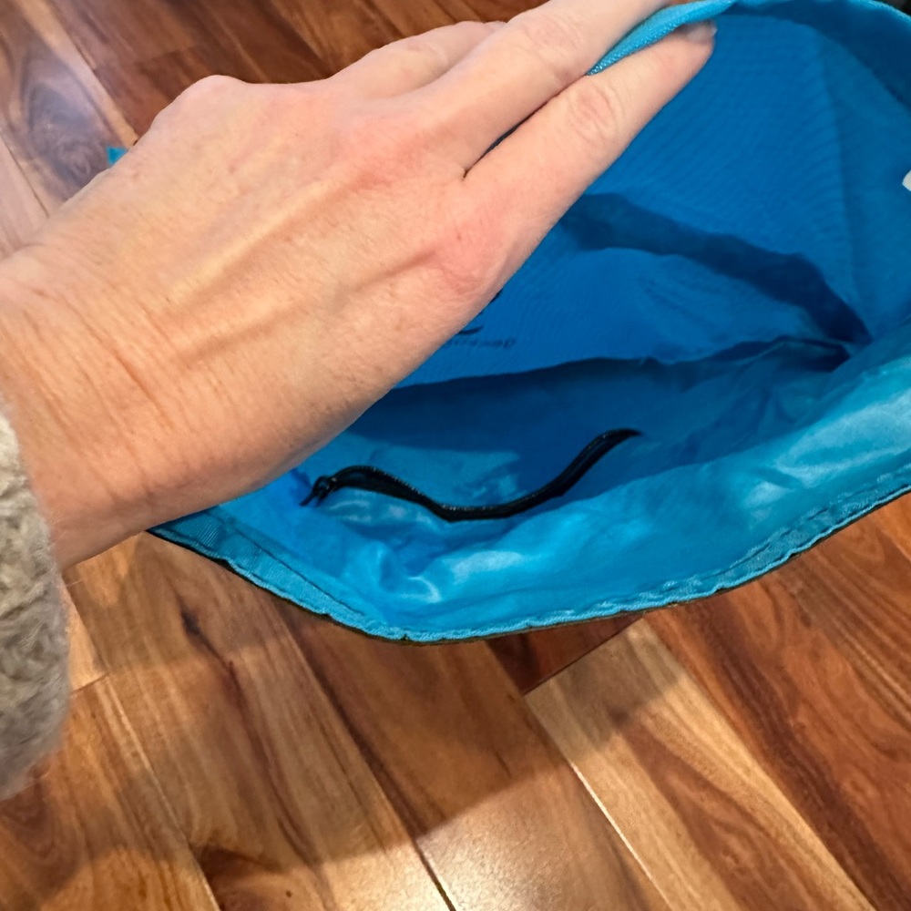 Geckobrands Waterproof Drawstring Backpack. 10L - Picture 4 of 4